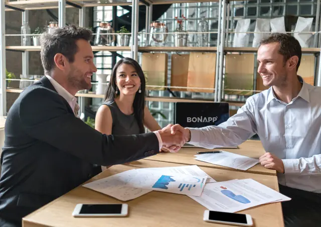 Reunión de trabajo con la aplicación BonApp’ abierta sobre la mesa
