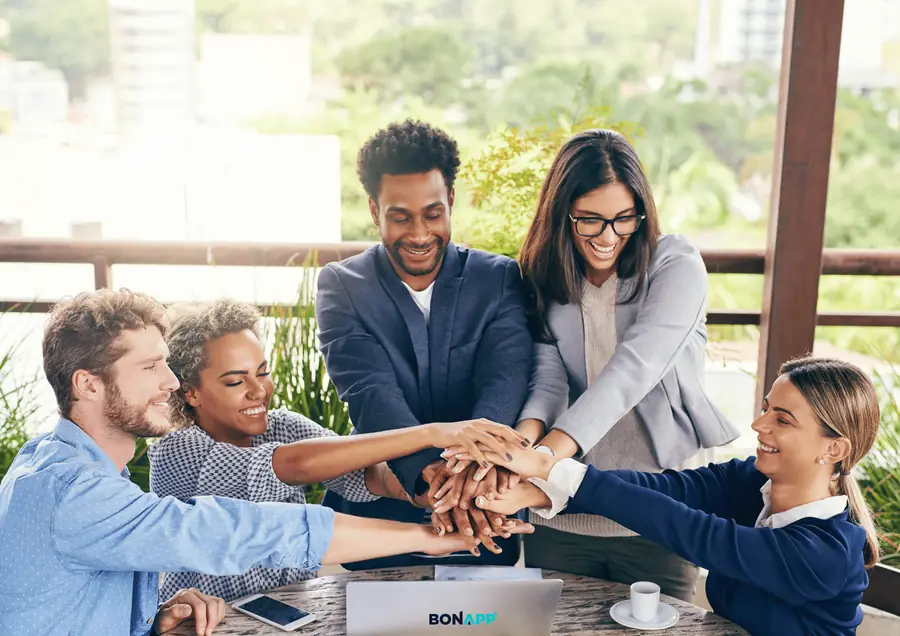 Equipo de trabajo revisando BonApp’ en una reunión